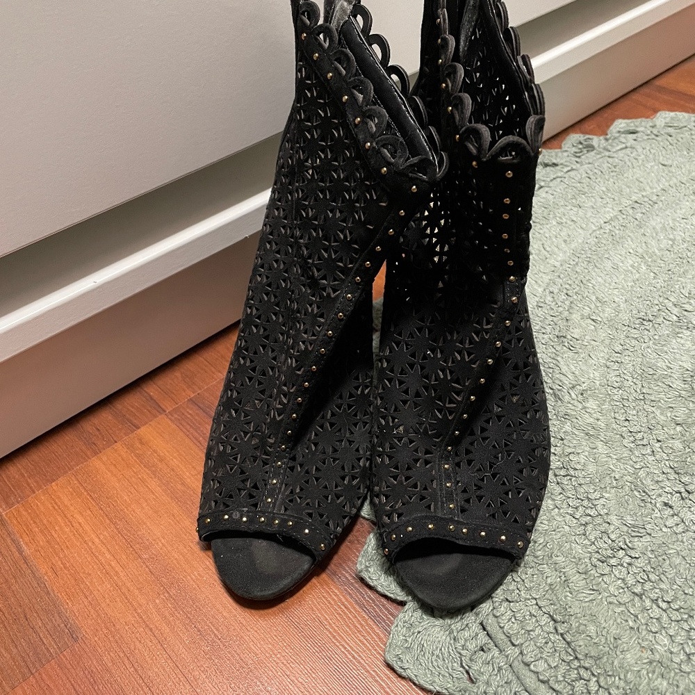 Marc fisher peep toe black heels